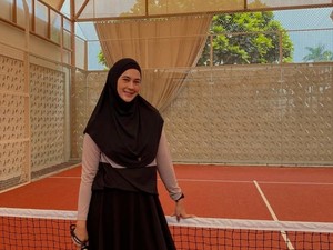 7 Gaya Hijab Paula Verhoeven Tetap Sopan dan Tertutup di Lapangan Padel