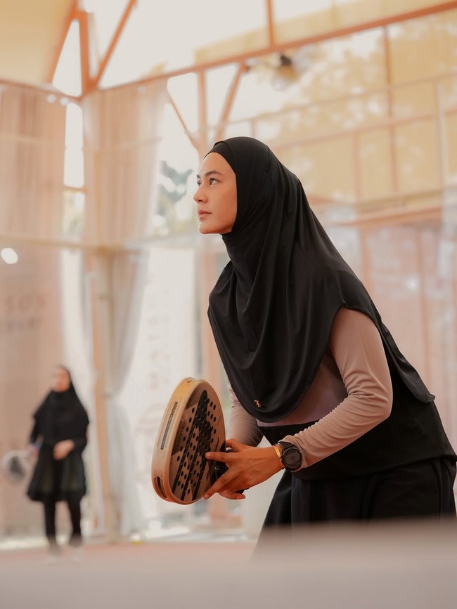 Gaya syari Paula Verhoeven saat bermain padel.