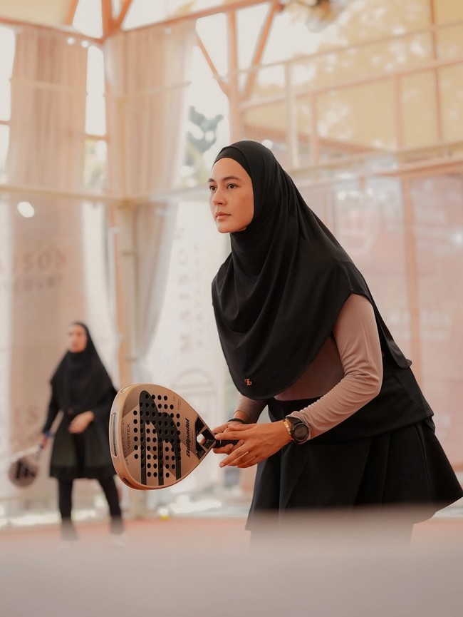Gaya syari Paula Verhoeven saat bermain padel.