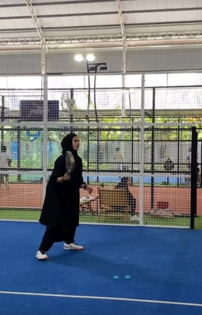 Gaya syari Paula Verhoeven saat bermain padel.