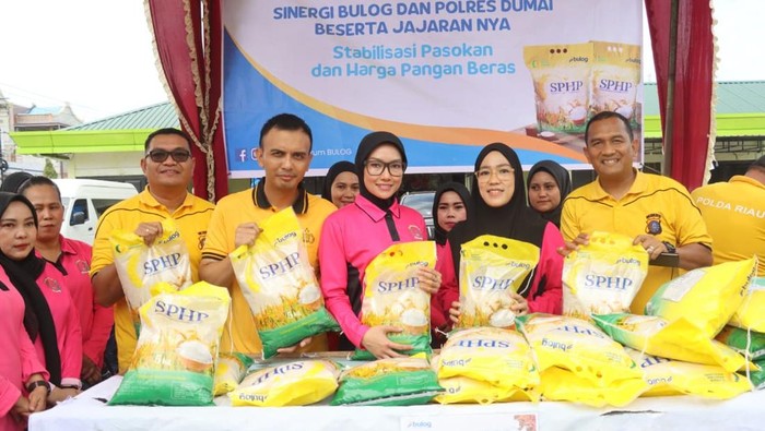 Gerakan Pangan Murah di Polres Dumai menyalurkan 6 ton beras SPHP, Jumat (15/8/2025).