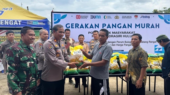 Gerakan Pangan Murah Polres Inhu disambut antusias warga.