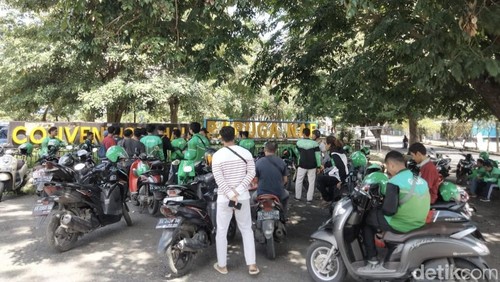 Driver ojol Grab yang berkumpul di Paruga Nae Convetion Hall, Kota Bima, NTB, Jumat (15/8/2025). (Dok. Rafiin/detikBali)