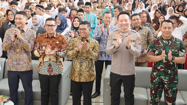 Gubernur Banten Andra Soni membuka Masa Pengenalan Lingkungan Sekolah (MPLS) Sekolah Rakyat Menengah Atas (SRMA) 33 Kota Tangerang Selatan. (Dok. ist)
