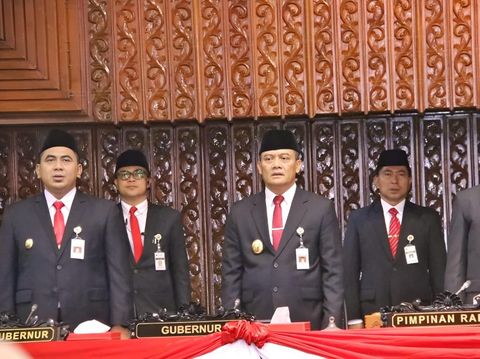 Gubernur dan Wakil Gubernur Jateng, Ahmad Luthfi dan Taj Yasin Maimoen saat mengikuti Sidang Tahunan MPR di secara daring di Gedung Berlian, Semarang, Jumat (15/8/2025).