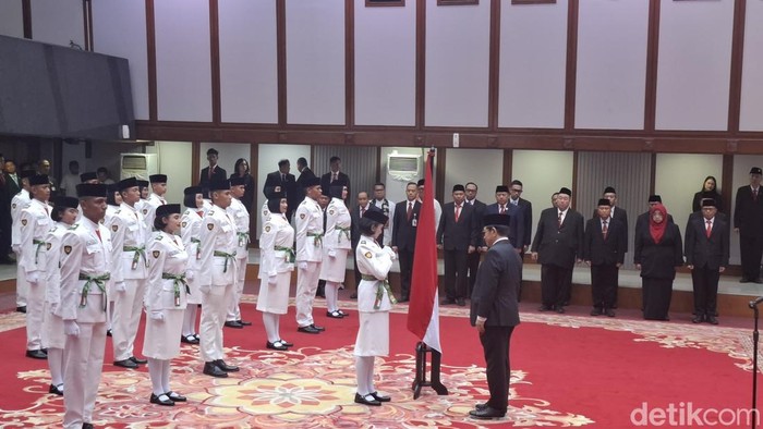 Gubernur DKI Jakarta Pramono Anung mengukuhkan 42 anggota Pasukan Pengibar Bendera Pusaka (Paskibraka) tingkat Provinsi DKI Jakarta untuk upacara HUT ke 80 RI di Balai Kota (Belia/detikcom).