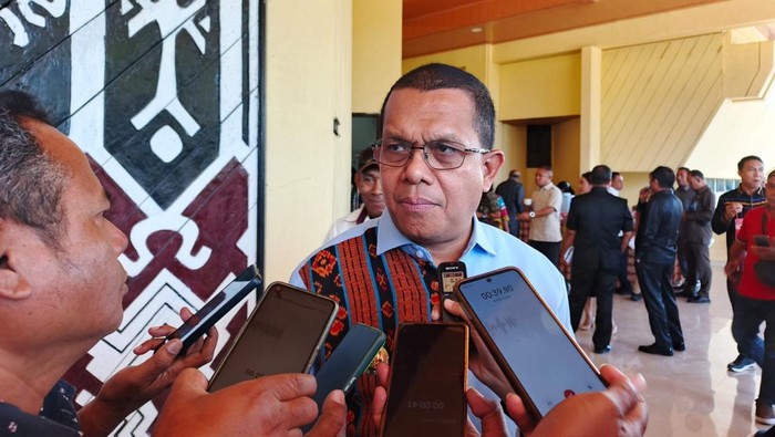 Gubernur NTT, Melki Laka Lena, saat diwawancarai di Gedung DPRD NTT. (Simon Selly/detikBali)