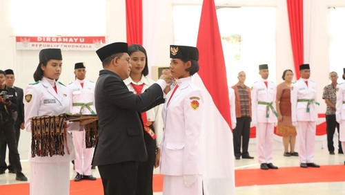 Gubernur NTT, Melki Laka Lena, saat mengukuhkan 44 Anggota Paskibraka NTT, di Aula Rumah Jabatan Gubernur NTT, Jumat (15/8/2025). (Dok. Humas Pemprov NTT)