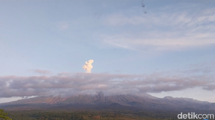 Gunung Semeru erupsi