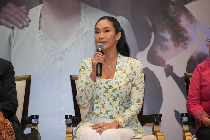 Happy Salma, Produser Pertunjukan Teater Bunga Penutup Abad Happy Salma, Produser Pertunjukan Teater Bunga Penutup Abad