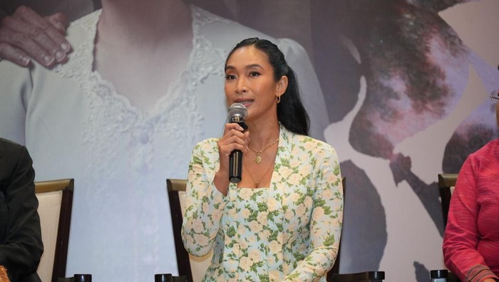 Happy Salma, Produser Pertunjukan Teater Bunga Penutup Abad