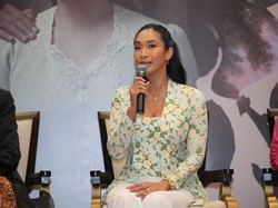 Video Cerita Chelsea Islan-Happy Salma Latihan Fisik Demi Bunga Penutup Abad