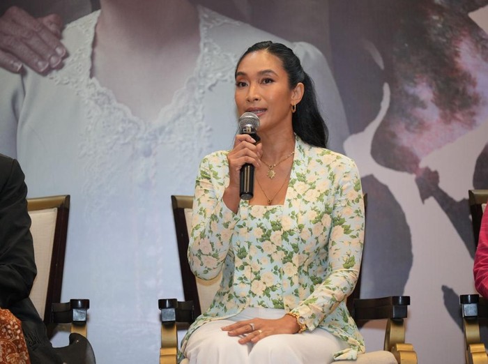 Happy Salma, Produser Pertunjukan Teater Bunga Penutup Abad Happy Salma, Produser Pertunjukan Teater Bunga Penutup Abad