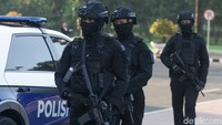 Personil TNI bersenjata lengkap juga terlihat berjaga di sekitar Gedung Nusantara. 