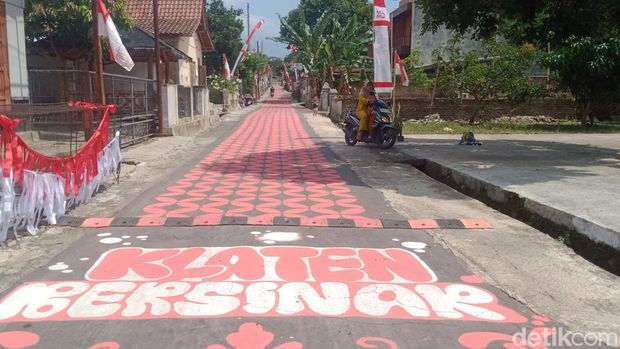 Penampakan jalanan di Dusun Asri, Desa Malangan, Kecamatan Tulung, Klaten, yang disulap jadi Batik Kawung Merah Putih, Jumat (15/8/2025).