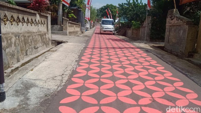 Penampakan jalanan di Dusun Asri, Desa Malangan, Kecamatan Tulung, Klaten, yang disulap jadi Batik Kawung Merah Putih, Jumat (15/8/2025).