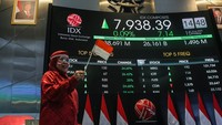 Pekerja berjalan di depan layar digital yang menampilkan pergerakan Indeks Harga Saham Gabungan (IHSG) di Bursa Efek Indonesia (BEI), Jakarta, Jumat (15/8/2025). ANTARA FOTO/Asprilla Dwi Adha