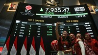 Suasana Bursa Efek Indonesia (BEI), Jumat (15/8/2025), terasa berbeda. Di tengah aktivitas perdagangan, sejumlah pekerja menyimak pidato kenegaraan Presiden Prabowo Subianto melalui gawai, sementara layar digital raksasa di gedung bursa menampilkan pergerakan Indeks Harga Saham Gabungan (IHSG) yang terus menanjak. ANTARA FOTO/Asprilla Dwi Adha