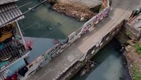 Bahkan, beberapa bagian jembatan bergoyang saat dilintasi kendaraan. Terlihat tembok pembatas jembatan juga sudah mulai keropos. (dok Bina Marga DKI)