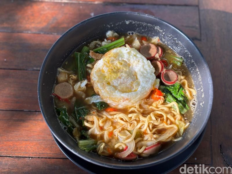 Kampoeng Djoeang: Es Wedang Uwuh hingga Mie Godhok di Kafe Bernuansa Nasionalis
