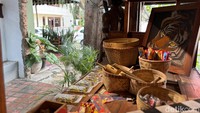 Pada salah satu bagian, ada gerobak kayu sederhana. Di atasnya tersedia mainan dan camilan anak-anak tahun 2000an yang dapat dibeli pengunjung. Foto: Tim detikfood