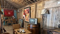 Mulai dari lukisan Soekarno serta televisi dan furnitur antik lainnya. Setiap sudutnya seolah mengajak bernostalgia. Foto: Tim detikfood