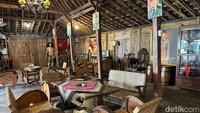 Kafe ini menghadirkan nuansa nasionalis yang kental. Banyak barang antik bernuansa tempo dulu yang dipajang di sini. Foto: Tim detikfood