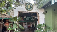 Selain area makan yang bernuansa antik, ada juga bagian lain yang lebih asri. Dipayungi pepohonan rimbun, suasananya seolah tak sedang berada di Jakarta. Foto: Tim detikfood