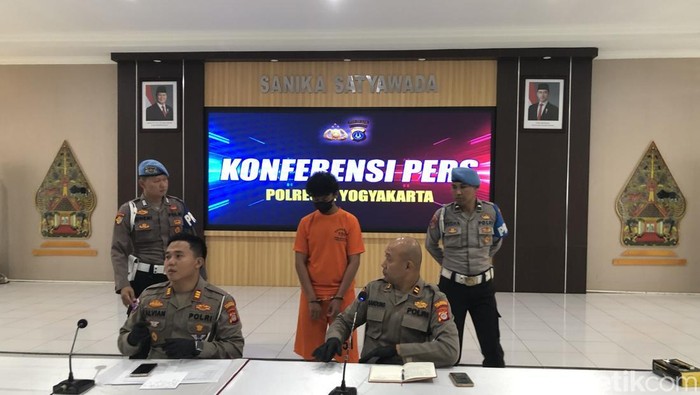 Tampang FM (22), mahasiswa yang menabrak pasutri hingga 1 tewas di Simpang 4 Bugisan, Wirobrajan, Kota Jogja, saat dihadirkan di Mapolresta Jogja, Jumat (15/8/2025).