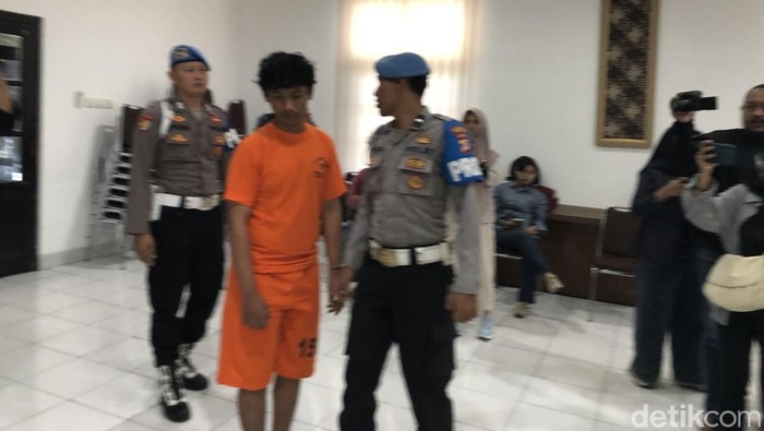 Tampang FM (22), mahasiswa yang menabrak pasutri hingga 1 tewas di Simpang 4 Bugisan, Wirobrajan, Kota Jogja, saat dihadirkan di Mapolresta Jogja, Jumat (15/8/2025).