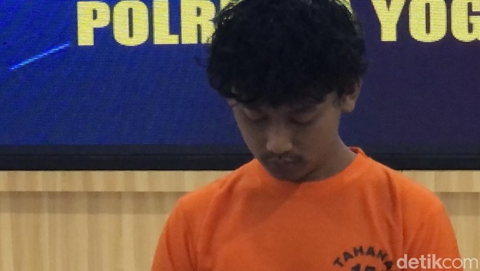 Tampang FM (22), mahasiswa yang menabrak pasutri hingga 1 tewas di Simpang 4 Bugisan, Wirobrajan, Kota Jogja, saat dihadirkan di Mapolresta Jogja, Jumat (15/8/2025).