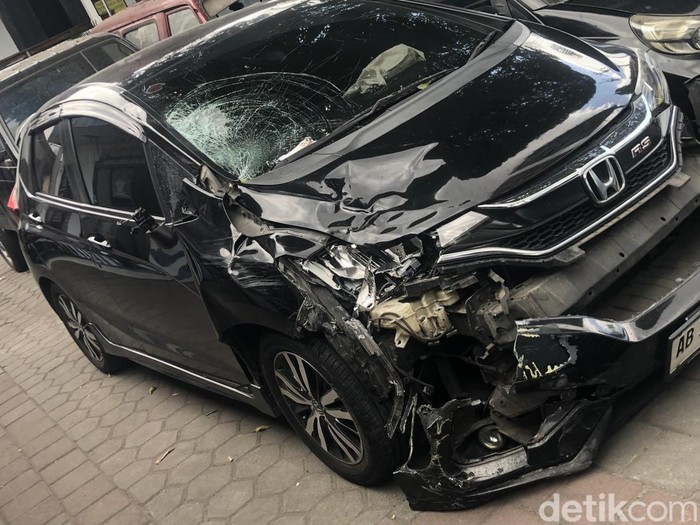 Kecelakaan di Simpang empat Bugisan, Wirobrajan, Jogja, Kamis (14/8) pagi. Motor Vario dihantam mobil Jazz yang menerobos lampu merah. Begini kondisi kedua kendaraan.