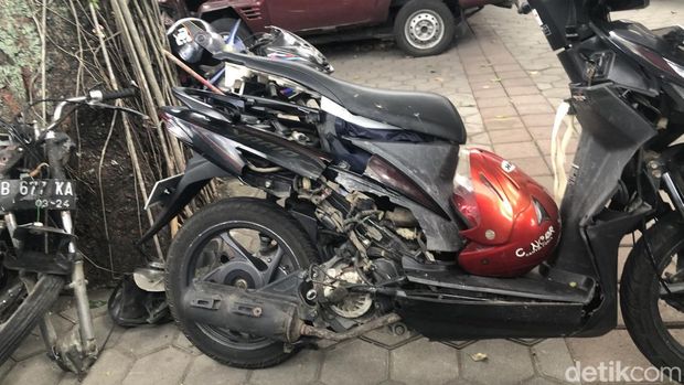 Kecelakaan di Simpang empat Bugisan, Wirobrajan, Jogja, Kamis (14/8) pagi. Motor Vario dihantam mobil Jazz yang menerobos lampu merah. Begini kondisi kedua kendaraan.
