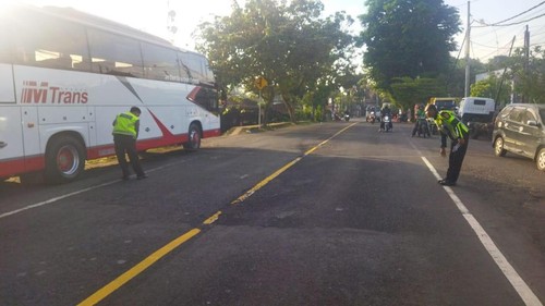 Jalan Denpasar-Gilimanuk, tepatnya di KM 88-89, Desa Pergung, Kecamatan Mendoyo, Kabupaten Jembrana, Jumat (15/8/2025).