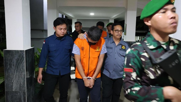 Kejati Bengkulu saat menahan 2 tersangka dalam kasus korupsi fasilitas kredit.