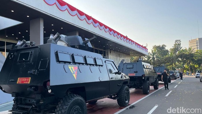 Kendaraan taktis hingga helikopter bersiaga di Gedung DPR, Jakarta jelang Sidang Tahunan MPR digelar hari ini. (Anggi/detikcom)