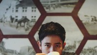 Sembari berpetualang, ia tak pernah lepas dari minuman yang menjadi favoritnya. Minuman tersebut adalah kopi. Foto: Instagram/@kennyauztin