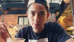 Hobi Ngopi, Ini Momen Aktor Kenny Austin Menikmati Americano