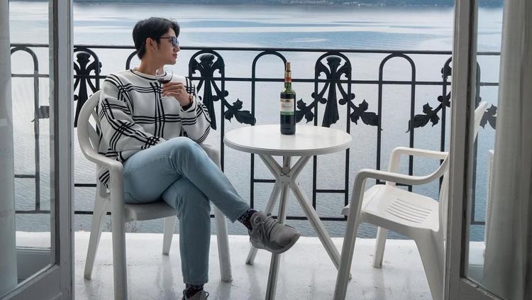 Hobi Ngopi, Ini Momen Aktor Kenny Austin Menikmati Americano