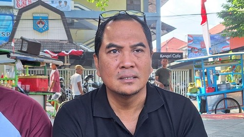 Kepala Bakesbangpol Mataram, Zarkasyi, saat diwawancarai di Taman Sangkareang, Mataram, Jumat (15/8/2025). (Nathea Citra/detikBali)