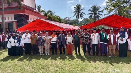 Kepala Dinas Sosial NTB foto bersama dengan tamu undangan, siswa SRMA, dan wali murid seusai peresmian, Jumat (15/8/2025). (Sanusi Ardi W/detikBali)