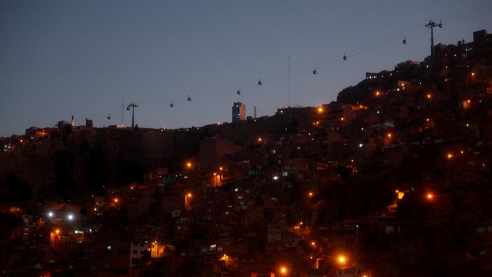 Kereta Gantung Jadi Transportasi Publik Unik Bolivia People ride in a cable car system named Mi Teleferico, ahead of Bolivia's general election to be held on August 17, in El Alto, Bolivia August 14, 2025. REUTERS/Pilar Olivares TPX IMAGES OF THE DAY REFILE - CORRECTING FROM