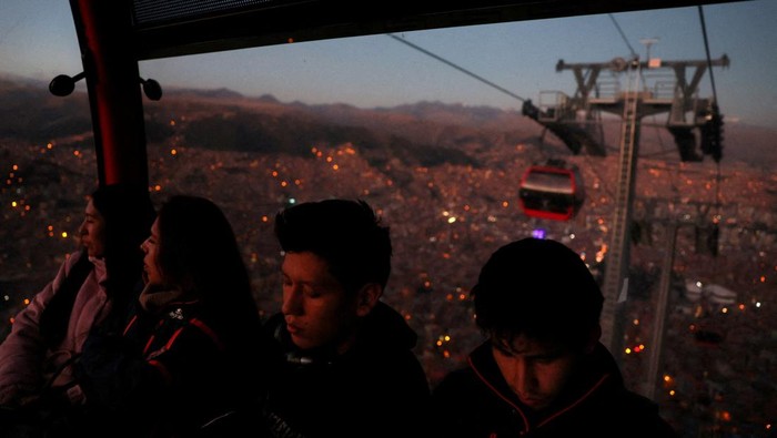 Kereta Gantung Jadi Transportasi Publik Unik Bolivia People ride in a cable car system named Mi Teleferico, ahead of Bolivia's general election to be held on August 17, in El Alto, Bolivia August 14, 2025. REUTERS/Pilar Olivares TPX IMAGES OF THE DAY REFILE - CORRECTING FROM