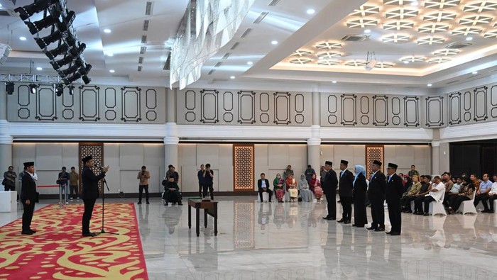 Keterangan foto: Gubsu Bobby Nasution melantik lima pejabat eselon II (Dok. Diskominfo Sumut)