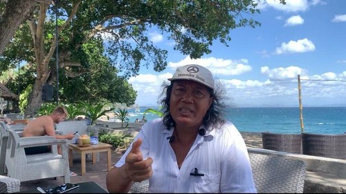 Ketua Asosiasi Pengusaha Hiburan (APH) Senggigi, Suhermanto, saat ditemui di Beach Club Aruna Resort & Convention, Kamis (14/8/2025). (M. Zahiruddin/detikBali)