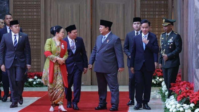 Ketua DPD RI Sultan Baktiar Najamudin berbincang dengan Presiden Prabowo di rapat tahunan MPR