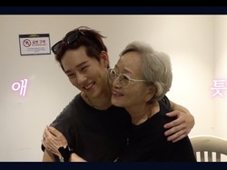 Aktris 87 Tahun Nangis Nonton Konser KPop Pertama, Netizen Sorot Hal Ini