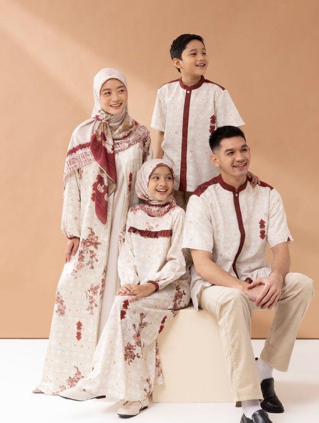 Koleksi RiaMiranda bisa menjadi pilihan kamu untuk merayakan HUT RI.