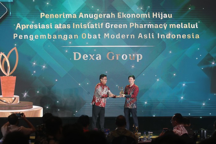 Komitmen ESG Dexa Group Raih Anugerah Ekonomi Hijau untuk Green Pharmacy