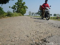 Warga Jombang Keluhkan Jalan Rusak di Tengah PBB P2 Naik Gila-gilaan